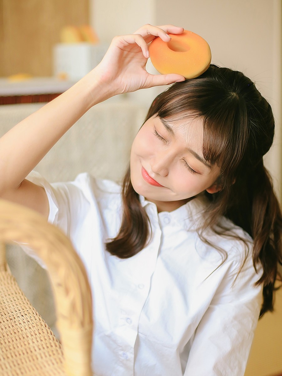 连衣裙美女光滑牛奶肌居家搞怪卖萌图片