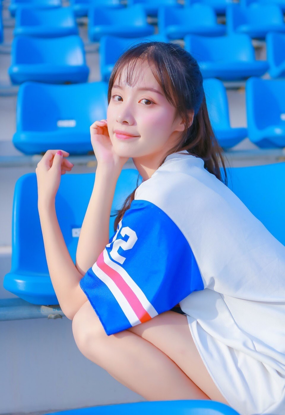 运动服美女高束马尾修长美腿户外图片