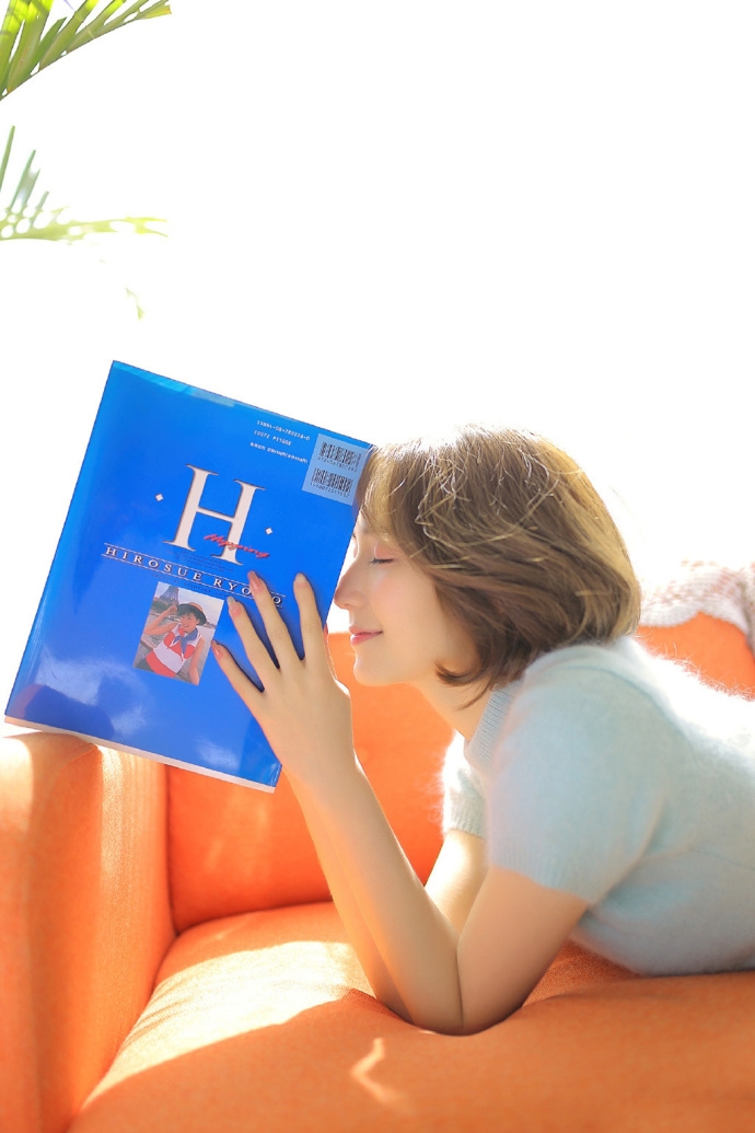 韩式短发美女粉扑扑脸蛋露齿甜笑图片