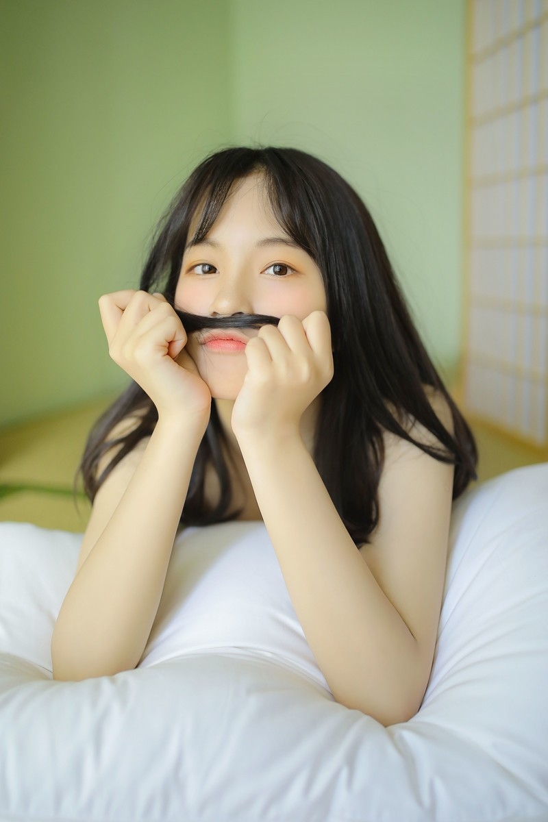 白嫩长腿美女深v吊带大秀事业线图片