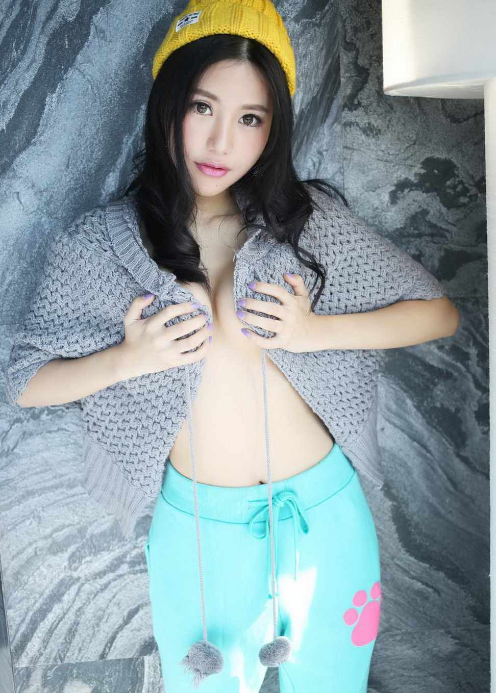 带帽子的美女图片