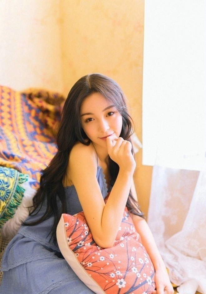 长发美女精致小v脸吊带裙性感香肩图片