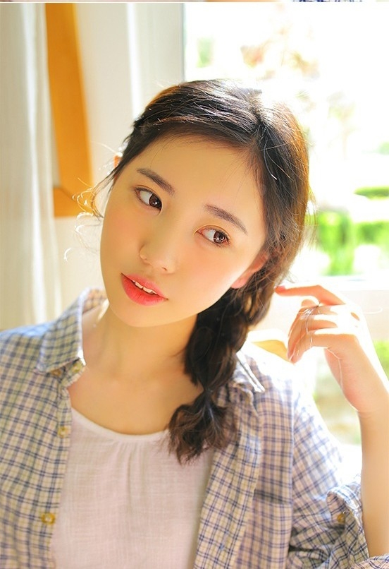 侧编麻花辫邻家女孩眉清目秀格子衬衣搭吊带衫清纯图片