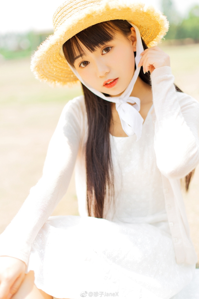 圆润娃娃脸美女头戴草帽白色长裙图片