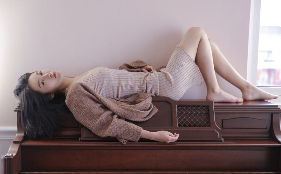 针织吊带衫身形修长美女大眼迷离气质忧郁躺姿慵懒图片