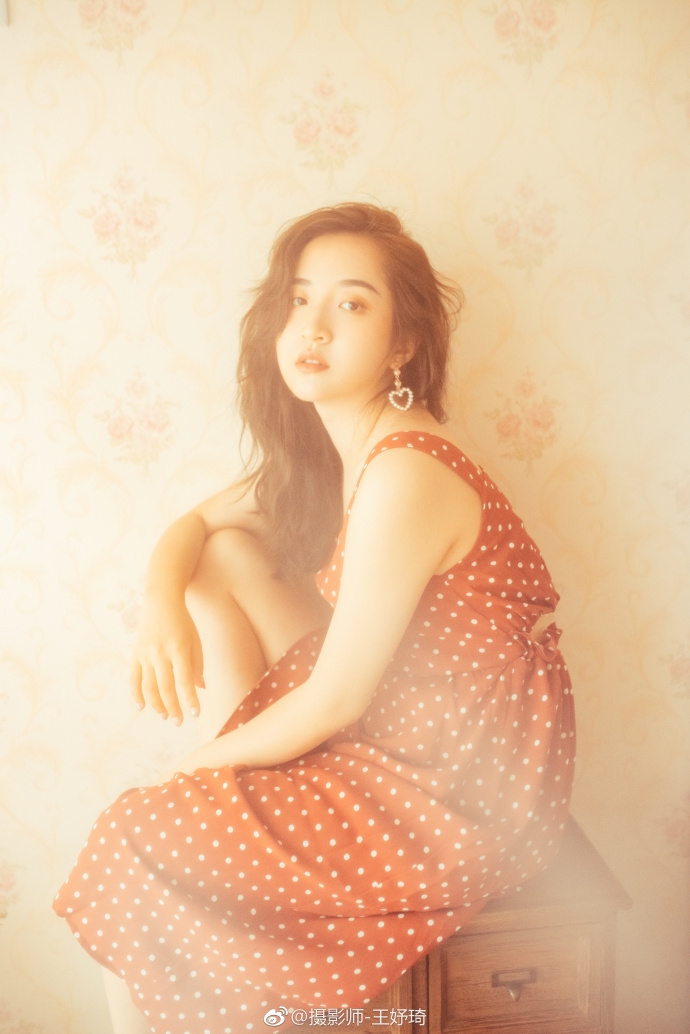 卷发美女庄哲琦波点连衣裙秀香肩美腿图片