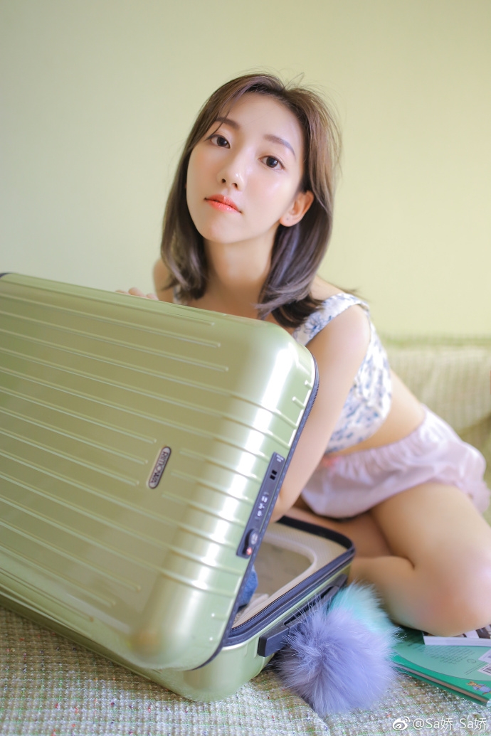 白嫩美女性感吊带短裤香肩美腿诱惑图片