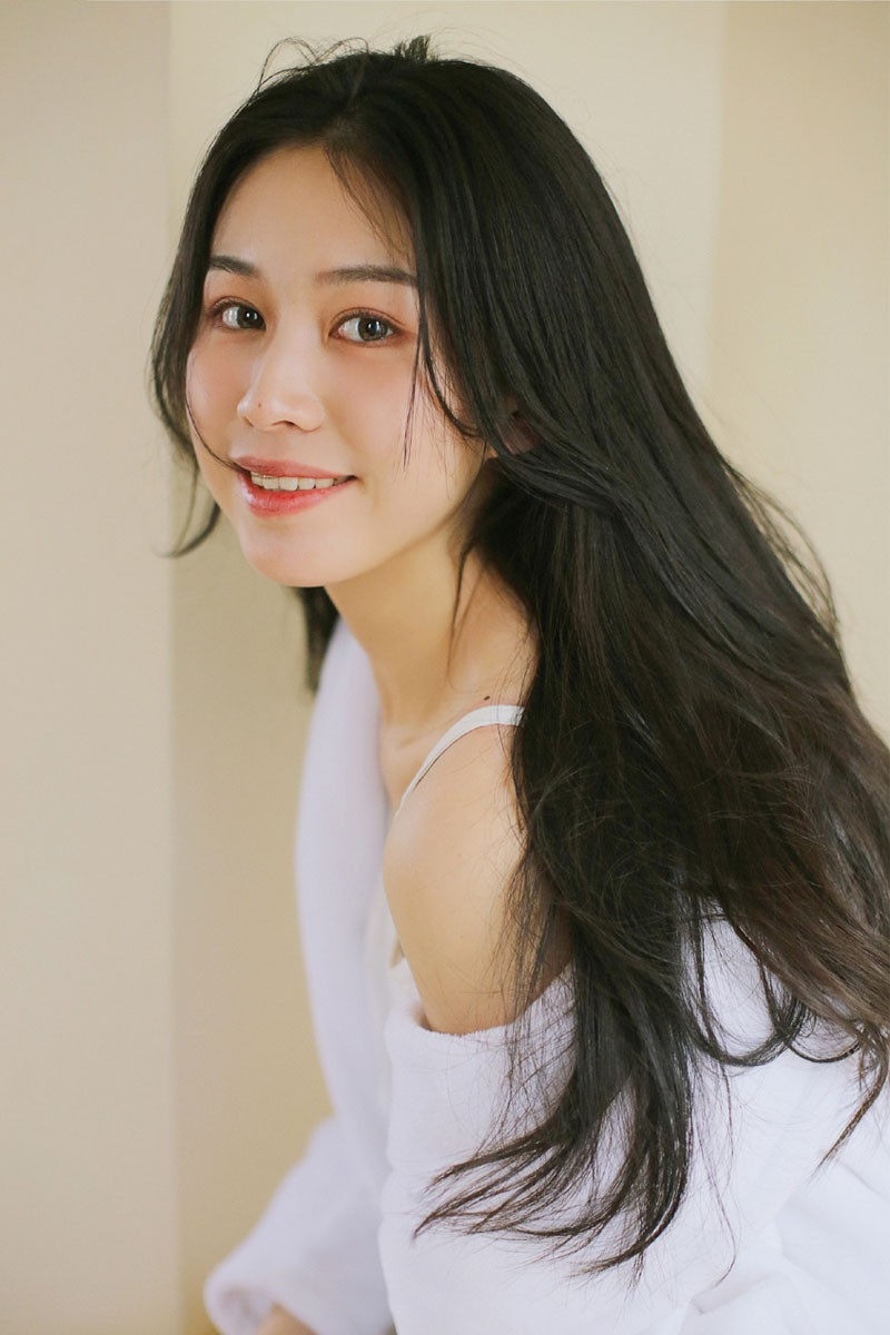 丸子头美女唇红齿白气色红润床上诱人图片