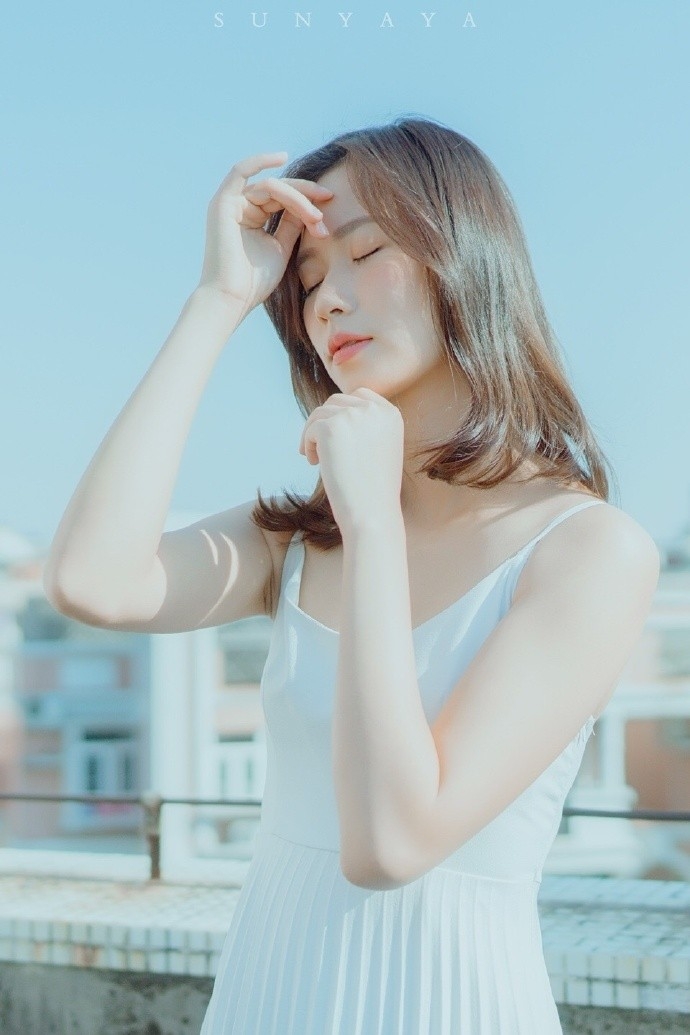 纯白吊带长裙美女鹅蛋脸白里透红身材苗条天台图片