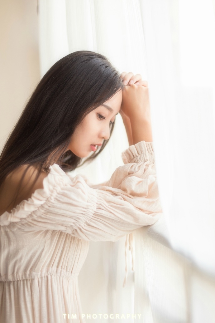 裸肩连衣裙美女黑长直发精致侧颜图片