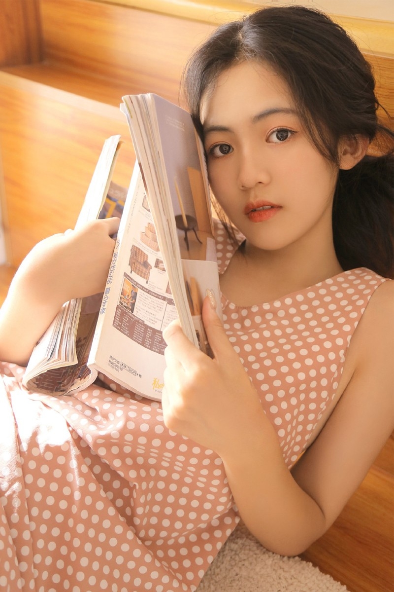 马尾辫美女白皙美腿唇红齿白私房图片