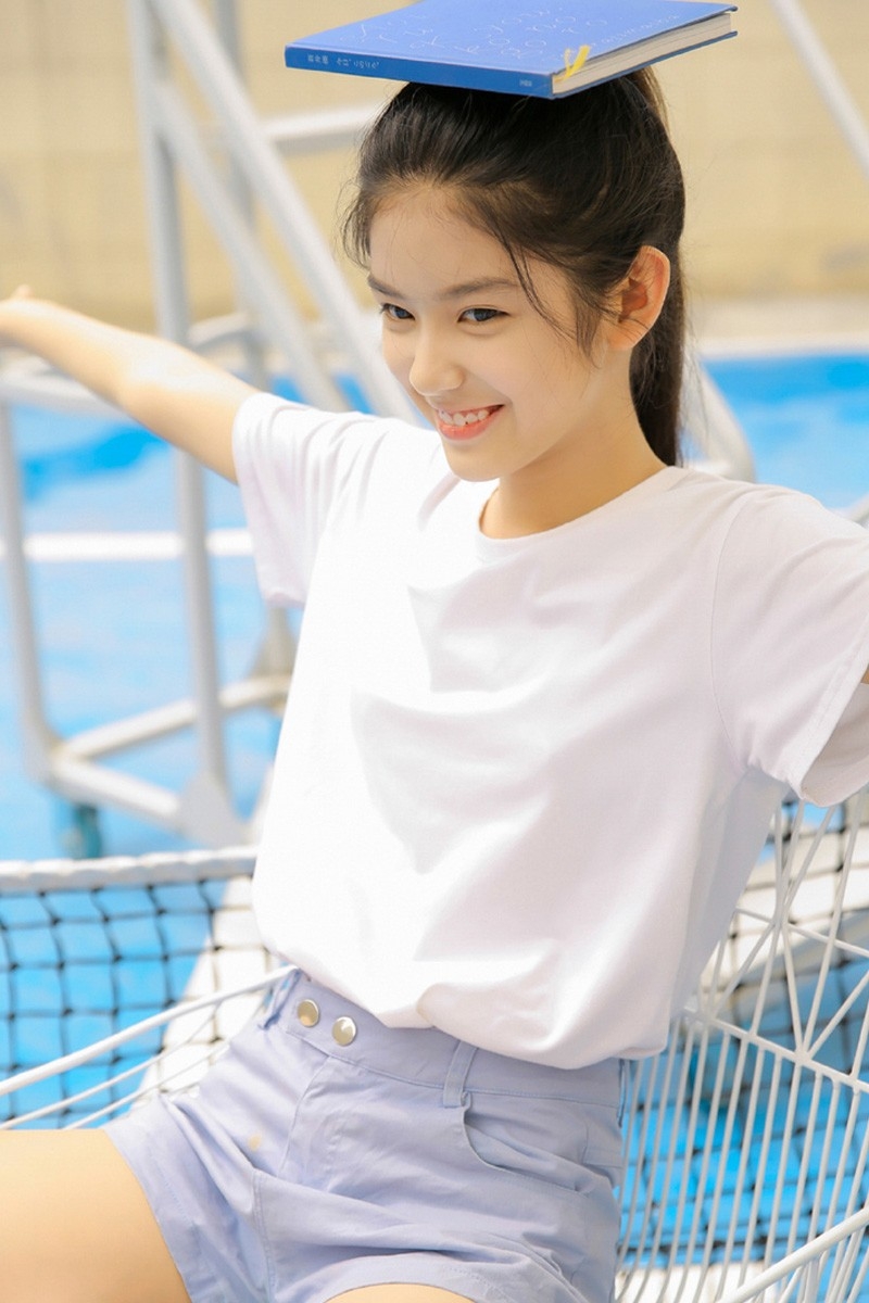 网球美眉高束长马尾稚嫩脸庞白t短裤少女感十足图片